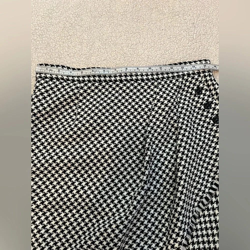 Tahari Houndstooth flare fringe edge Skirt women’s size 10 black white coquette